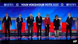 Para Capres Demokrat, dari kiri: Andrew Yang, Pete Buttigieg, Bernie Sanders, Joe Biden, Elizabeth Warren, Amy Klobuchar, dan Tom Steyer dalam acara debat di Saint Anselm College, Manchester, New Hampshire (7/2). 