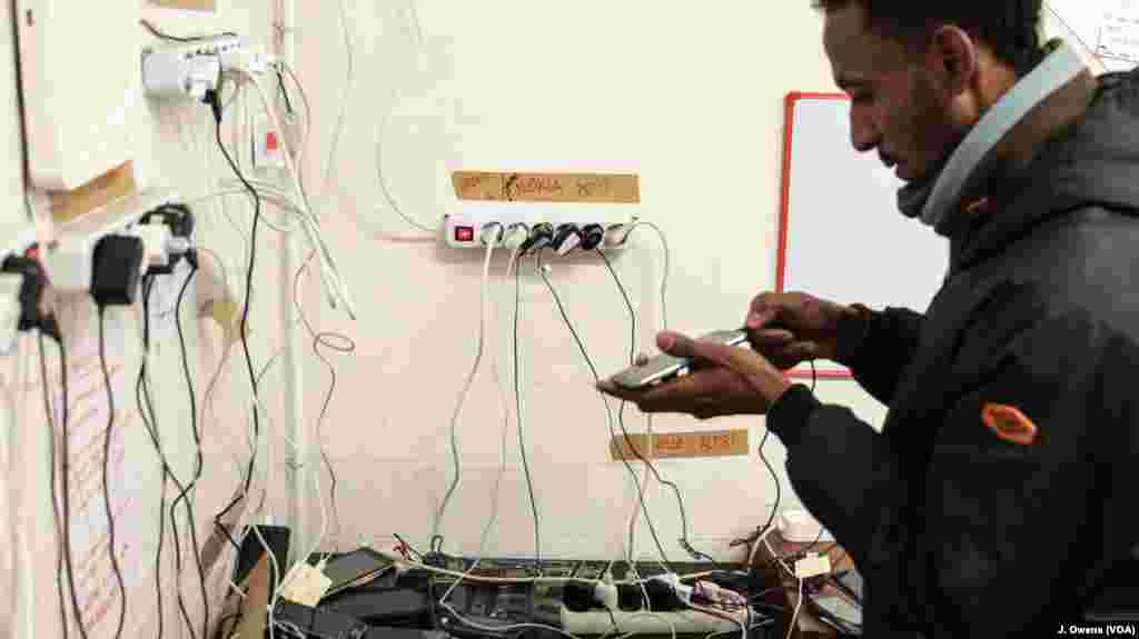 Volunteers play an important role in helping refugees and migrants in Ventimiglia, Italy. A small “infopoint” offers them the chance to browse the internet and charge their phones.