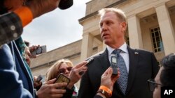 Pejabat sementara Menteri Pertahanan Patrick Shanahan berbincang dengan media sebelum kedatangan Menteri Pertahanan Perancis Florence Parly di Pentagon, 18 Maret 2019.