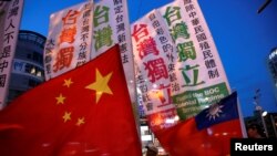 台湾的台独组织与亲大陆组织在台北举行蔡英文总统就职仪式前举行集会表达各自的立场。（2016年5月14日）