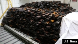 지난달 28일 미 해군 해안경비선이 아라비아 해를 항해하던 소형 선박에 숨겨져 예멘의 후티 반군에 수송되던 무기들을 압수했다.