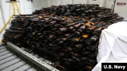 Senjata sitaan di atas kapal penghancur USS Gravely di Yaman.