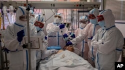 អ្នក​ជំងឺ​កូវីដ១៩ ម្នាក់​កំពុង​ទទួល​ការ​ព្យាបាល​នៅ​ក្នុង​បន្ទប់​សង្គ្រោះ​បន្ទាន់​មួយ​នៅ​មន្ទីរពេទ្យ Severo Ochoa ជាយក្រុង​ម៉ាឌ្រីដ ប្រទេស​អេស៉្បាញ ថ្ងៃទី១៩​ ខែតុលា ឆ្នាំ២០២០។ 