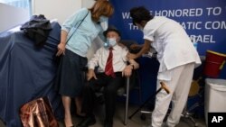 Jehuda Vidavski, preživeli Holokausta star 102 godine, prima treću dozu Fajzerova vakcine u Tel Avivu, Izraelu