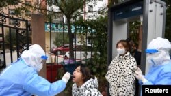 신종 코로나 바이러스 감염 확진자가 늘고 있는 중국 간쑤성 주민들이 지난 20일 검사를 받고 있다. 