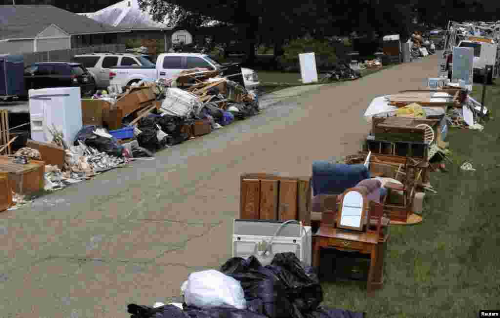 Piles of debris are seen in font of flood-damaged homes in St. Amant, Louisiana, Aug. 21, 2016. 