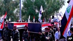 صدها دنباله‌روی «حشد شعبی» برای سوگواری مبارزان‌شان که بر اثر حمله هوایی آمریکا در مرز عراق و سوریه کشته شدند به خیابان‌های بغداد آمدند - ۲۹ ژوئن ۲۰۲۱