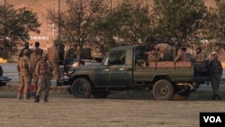 Pasukan keamanan Pakistan mengamankan kampus pasca serangan militan terhadap Universitas Bacha Khan di Charsadda, Pakistan Rabu (20/1).