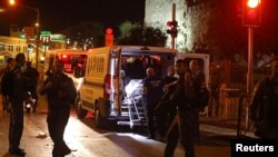Petugas darurat Israel mengevakuasi mayat salah satu dari tiga warga Palestina pelaku penembakan dan penusukan yang melukai seorang polisi perempuan perbatasan Israel di luar gerbang Damaskus, Kota Tua Yerusalem, 16 Juni 2017.