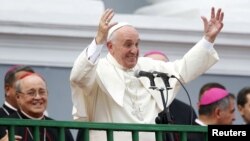 Pope Francis gestures while addressing the crowd from the Cathedral of Our Lady of the Assumption in Santiago, Cuba, Sept. 22, 2015. 