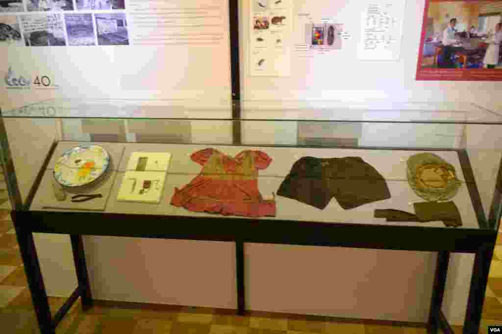 រូបថត​បង្ហាញពី​ការ​តាំង​ពិព័រណ៍ក្រោម​ប្រធាន​បទ &#171;៤០ឆ្នាំ៖ ការ​ចង់​ចាំ​ជន​រង​គ្រោះ ស-២១&#187; ត្រូវ​បាន​ធ្វើ​ឡើង​នៅ​សារ​មន្ទីរ​ឧក្រិដ្ឋ​កម្ម ប្រល័យ​ពូជ​សាសន៍​ទួល​ស្លែង ដែល​ចាប់​ផ្តើម​កាល​ពី​ថ្ងៃ​ចន្ទ​ ទី​១៩ ខែ​សីហា កន្លង​​ទៅ​នេះ។ (ណឹម សុភ័ក្រ្តបញ្ញា/VOA)