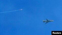 Pesawat jet tempur Suriah terbang di dekat ibukota Damaskus (foto: dok). Serangan udara Suriah menewaskan 16 orang Minggu (14/4). 