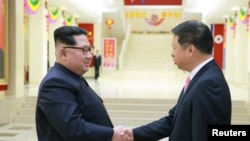 លោក Kim Jong Un ជួប​ជាមួយ​នឹង​លោក Song Tao ប្រធាន​ផ្នែក​ទំនាក់ទំនង​អន្តរជាតិ​នៃ​គណបក្ស​កុម្មុយនិស្ត​ចិន​ដែល​បាន​ដឹកនាំ​ក្រុមសិល្បៈ​ទៅ​ចូលរួម​ពិធីបុណ្យ​ទិវា​សិល្បៈ​នៅ​ប្រទេស​កូរ៉េ​ខាងជើង​សម្រាប់​ពិធីបុណ្យ April Spring Friendship Art Festival កាលពី​ថ្ងៃទី១៥ ខែមេសា ឆ្នាំ២០១៨។