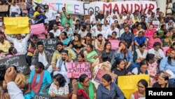 تجمع اعتراضی در ایالت مانیپور در هند پس از انتشار فیلم ویدیویی از دو زن که برهنه در خیابان‌ها چرخانده شدند. ۲۱ ؤوئیه ۲۰۲۳.