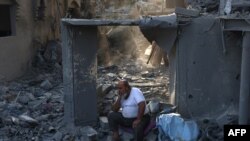 Պաղեստինցի տղամարդը նստած է տան ավերակների վրա, երբ գիշերը Իսրայելը հարվածներ է հասցրել Ռաֆահին