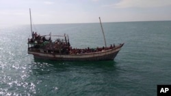 Foto yang dirilis oleh Badan Penegakan Maritim Malaysia pada Sabtu, 4 Januari 2025 tampak kapal yang membawa pengungsi Rohingya mencoba memasuki Malaysia di timur laut Pulau Langkawi. (Foto: MMEA via AP)