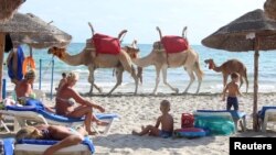 Des touristes se relaxent sur la plage à Djerba, en Tunisie, le 7 septembre 2016 