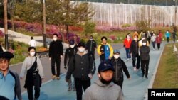 마스크를 끼고 산책에 나선 서울 시민들 (자료사진)