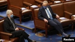 სენატის უმცირესობის ლიდერი, რესპუბლიკელი მიტჩ მაკკონელი (მარცხნივ) და უმრავლესობის ლიდერი, დემოკრატი ჩაკ შუმერი (მარჯვნივ).