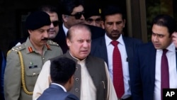 (រូប​ភាព​ឯកសារ) លោក Nawaz Sharif អតីត​នាយករដ្ឋមន្ត្រី​ប៉ាគីស្ថាន (រូប​ឆ្វេង​ទី២) ចាកចេញ​ពី​ការិយាល័យ​ស៊ើបអង្កេត​រួម​ នៅ​ក្នុង​ក្រុង Islamabad ប្រទេស​ប៉ាគីស្ថាន កាលពី​ថ្ងៃទី១៥ ខែមិថុនា ឆ្នាំ២០១៧។ 