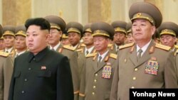 지난 5월 불경죄로 숙청된 것으로 알려진 북한 현영철 인민무력부장. 사진은 지난 2월 16일 김정은 북한 국방위원회 제1위원장과 현영철 북 인민무력부장(오른쪽 앞)이 광명성절(김정일의 생일)을 맞이해 금수산태양궁전을 참배하고 있는 모습.