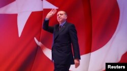 Turkiya Prezidenti Rajab Toyib Erdog'an tarafdorlari davrasida, 12-aprel, 2017-yil.