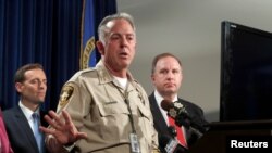 Sheriff Clark County, Joe Lombardo menanggapi pertanyaan wartawan dalam briefing media di markas besar Polisi Las Vegas Metro di Las Vegas, Nevada, AS, 3 Oktober 2017. (Foto: dok).