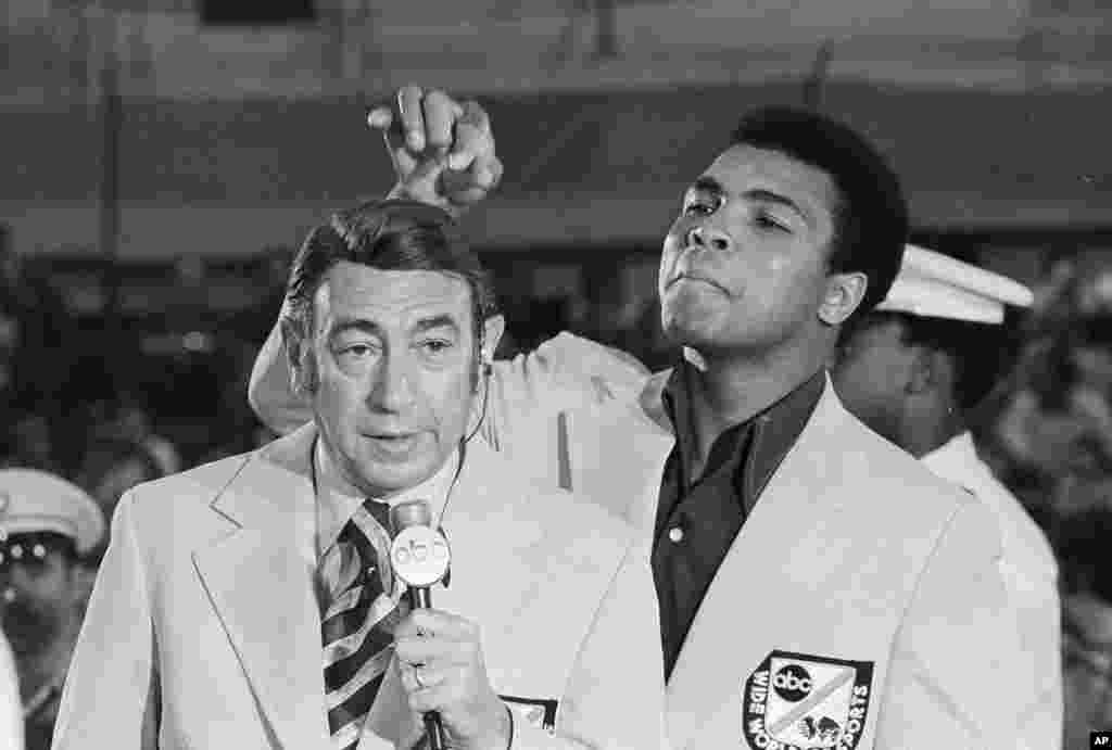 Muhammad Ali memainkan rambut komentator olahraga di televisi, Howard Cosell, sebelum dimulainya pertandingan uji coba Olimpiade di West Point, New York, 7 Agustus 1972.&nbsp;