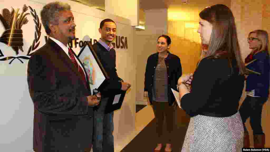 ዶ/ር አበበ ሃረገውይንና አብርሃም ተፈሪ ዲሲ በሚገኘው የዓለም ምግብ ፕሮግራም (WFP)ጽ/ቤት ከ30,000 ዶላር በላይ የሰበሰቡትን ገንዘብ ሲያስረክቡ