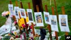 지난 10월 총기 난사가 발생한 미국 메인주 루이스턴에 희생자 추모 공간이 조성돼 있다. (자료사진)