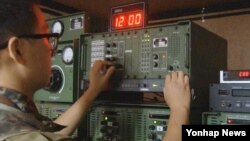 지난 2015년 8월 남북한 고위급접촉 합의에 따라 중부전선에서 한국 군 관계자가 대북 확성기의 전원을 내리고 있다. 