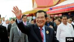 រូបឯកសារ៖ លោក​នាយក​រដ្ឋមន្ត្រី ហ៊ុន សែន បាន​លើក​ដៃ​ស្វាគមន៍​ទៅ​កាន់​អ្នកចូលរួម​ក្នុង​ពិធី​អបអរ​ខួប​៦៨​ឆ្នាំ នៃ​គណបក្ស​ប្រជាជន​កម្ពុជា នៅ​កោះពេជ្រ រាជធានី​ភ្នំពេញ កាលពី​ថ្ងៃទី២៨ ខែមិថុនា ឆ្នាំ២០១៩។ (អូន ឆេងប៉រ/VOA)