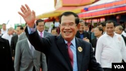 លោកនាយករដ្ឋមន្ត្រី ហ៊ុន សែន បាន​លើក​ដៃ​ស្វាគមន៍ទៅកាន់អ្នកចូលរួម​ក្នុងពិធីអបអរខួប៦៨ឆ្នាំ នៃគណបក្សប្រជាជនកម្ពុជា នៅកោះពេជ្រ រាជធានីភ្នំពេញ កាលពីថ្ងៃទី២៨ ខែមិថុនា ឆ្នាំ២០១៩។ (អូន ឆេងប៉រ/VOA)