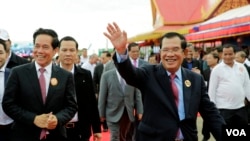 រូបឯកសារ៖ លោកនាយករដ្ឋមន្ត្រី ហ៊ុន សែន ​លើក​ដៃ​ស្វាគមន៍អ្នកចូលរួម​ក្នុងពិធីអបអរខួប៦៨ឆ្នាំ នៃគណបក្សប្រជាជនកម្ពុជា នៅកោះពេជ្រ រាជធានីភ្នំពេញ កាលពីថ្ងៃទី២៨ ខែមិថុនា ឆ្នាំ២០១៩។ (អូន ឆេងប៉រ/VOA)