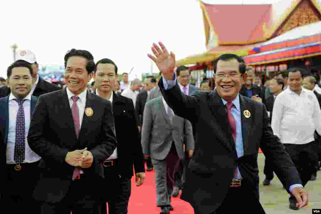 លោកនាយករដ្ឋមន្ត្រី ហ៊ុន សែន បាន​លើក​ដៃ​ស្វាគមន៍ទៅកាន់អ្នកចូលរួម​ក្នុងពិធីអបអរខួប៦៨ឆ្នាំ នៃគណបក្សប្រជាជនកម្ពុជា នៅកោះពេជ្រ រាជធានីភ្នំពេញ កាលពីថ្ងៃទី២៨ ខែមិថុនា ឆ្នាំ២០១៩។ (អូន ឆេងប៉រ/VOA)