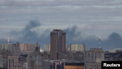 Asap mengepul setelah penembakan di Kyiv, Ukraina 27 Februari 2022. (Foto: REUTERS/Gleb Garanich)