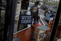 지난 5월 미국 플로리다주 마이애미의 식당의 유리에 구인광고문이 부착돼 있다.