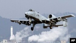Arhiva - Američki jurišni avion A-10 Tanderbolt, "lovac na tenkove", sleće u vazdušnu bazu Osan u Seulu, Južna Koreja. "Lovci na tenkove" za topove na nosu aviona upotrebljavaju municiju sa osiromašenim uranijumom, zbog čvrstoće tog materijala.