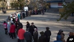 Donetsk shahrida ovoz berishga navbatda turgan aholi, Ukraina, 2-noyabr, 2014-yil