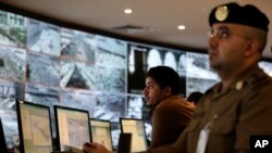 Polisi Saudi melakukan pengawasan dari sebuah kamera CCTV (foto: dok). Pihak berwenang Saudi menangkap 18 tersangka mata-mata. 