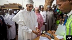 L'opposant Muhammadu Buhari arrive à un bureau de vote dans la ville de Daura, au Nigeria, le 28 mars 2017.