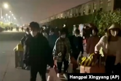 富士康在河南郑州的苹果代工厂工人因新冠病毒疫情逃出被封的厂区。（2022年10月29日）