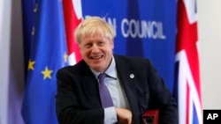 Le Premier ministre britannique Boris Johnson quitte le podium après un discours et une conférence de presse lors d'un sommet de l'UE à Bruxelles, le 17 octobre 2019.