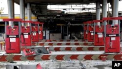 Pom bensin yang rusak setelah diserang dan dibakar saat demo memprotes kenaikan harga BBM di Tehran, Iran, 20 November 2019. 