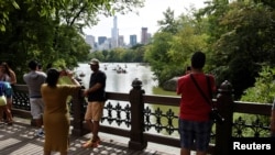 Orang-orang menikmati cuaca ringan di Central Park pada awal akhir pekan Hari Buruh di New York, 3 September 2016. (Foto: Reuters)