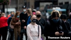 지난달 24일 미국 뉴욕주 맨해튼의 사전 투표소에서 투표하기 위해 줄 선 시민들. 