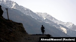 Seorang pekerja tambang Afghanistan berjalan menuju tambang-tambang emerald di pegunungan lembah Panjshir utara kota Kabul, 20 April 2007 (Foto:Reuters)