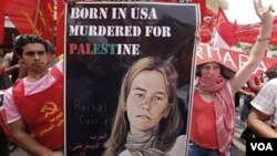 Poster aktivis perdamaian Rachel Corrie diusung oleh para demonstran di Beirut (foto: dok.). Rachel Corrie tewas dilindas oleh buldozer Israel saat unjuk rasa di Jalur Gaza. 
