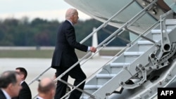 Rais wa Marekani Joe Biden akipanda ndege ya Air Force One kwenye uwanja wa Joint Base Andrews, Maryland, akielekea Israelon October 17, 2023.
