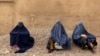阿富汗妇女在喀布尔路边休息。(2021年10月26日)